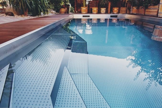 Trazador de líneas de acero inoxidable de lujo del panel de la piscina de la estructura de acero para el chalet interior del hotel
