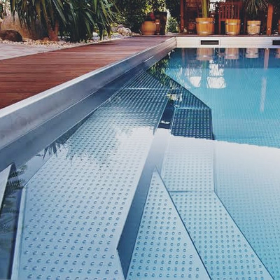 Trazador de líneas de acero inoxidable de lujo del panel de la piscina de la estructura de acero para el chalet interior del hotel