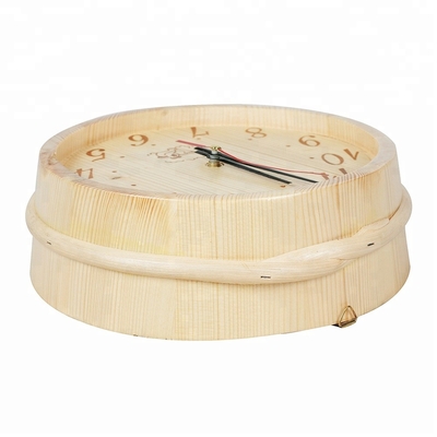 Los accesorios de madera decorativos del sitio de la sauna atavían el reloj de la sauna de la pared