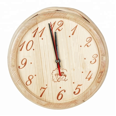 Los accesorios de madera decorativos del sitio de la sauna atavían el reloj de la sauna de la pared