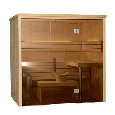 Sitio seco tradicional de la sauna de la persona interior 3-4 de la picea con las piedras de la sauna