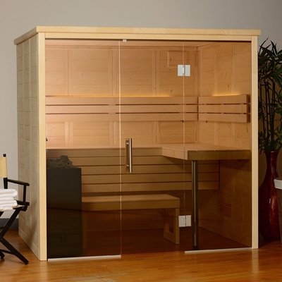 Sitio seco tradicional de la sauna de la persona interior 3-4 de la picea con las piedras de la sauna