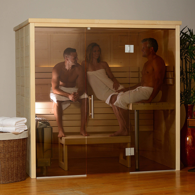 Sitio seco tradicional de la sauna de la persona interior 3-4 de la picea con las piedras de la sauna